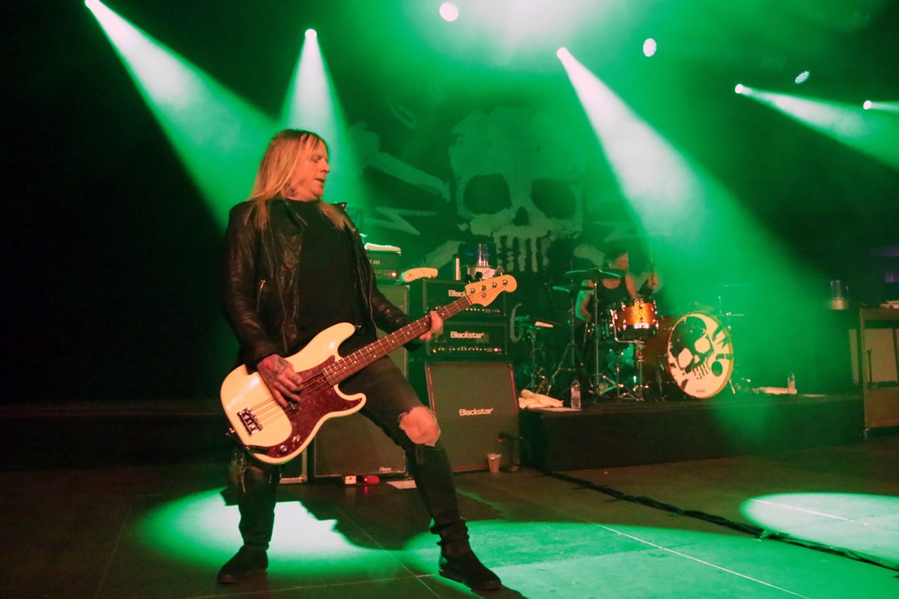 Die Schweden wissen immer noch, wie man eine Liveparty startet. – Backyard Babies.
