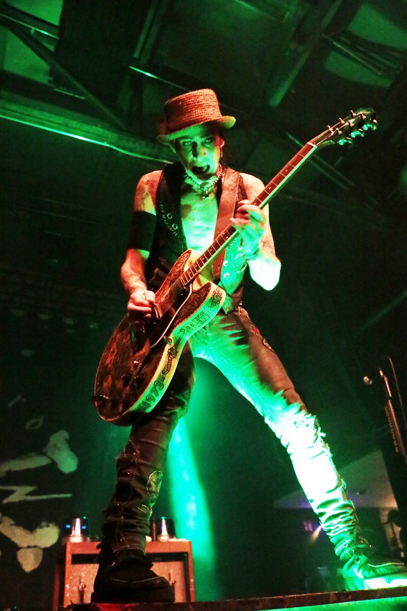 Die Schweden wissen immer noch, wie man eine Liveparty startet. – Backyard Babies.