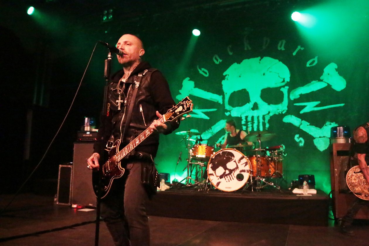 Die Schweden wissen immer noch, wie man eine Liveparty startet. – Backyard Babies.