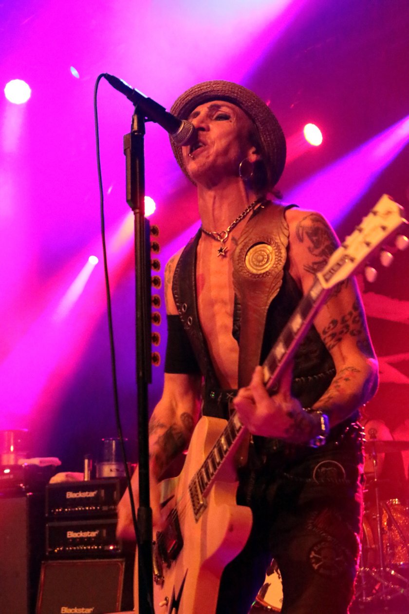 Die Schweden wissen immer noch, wie man eine Liveparty startet. – Backyard Babies.