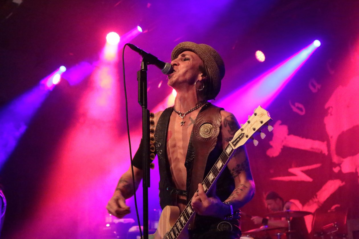 Die Schweden wissen immer noch, wie man eine Liveparty startet. – Backyard Babies.