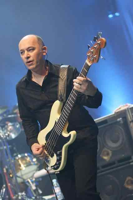 Bap – Bilder vom Auftakt der "Greatest Hits"-Tournee in der Kölnarena mit Henning Wehland, Thomas D und Marta Jandova. – Der Bassmann: Werner Kopal.