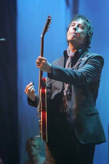 Bap – Bilder vom Auftakt der "Greatest Hits"-Tournee in der Kölnarena mit Henning Wehland, Thomas D und Marta Jandova. – Gitarrero aus Ostfriesland: Helmut Krumminga.