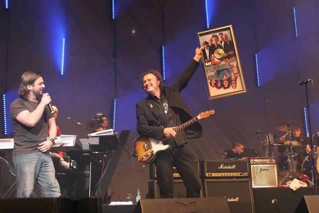 Bap – Bilder vom Auftakt der "Greatest Hits"-Tournee in der Kölnarena mit Henning Wehland, Thomas D und Marta Jandova. – Niedecken nimmt die erste Goldene für "Greatest Hits" entgegen.