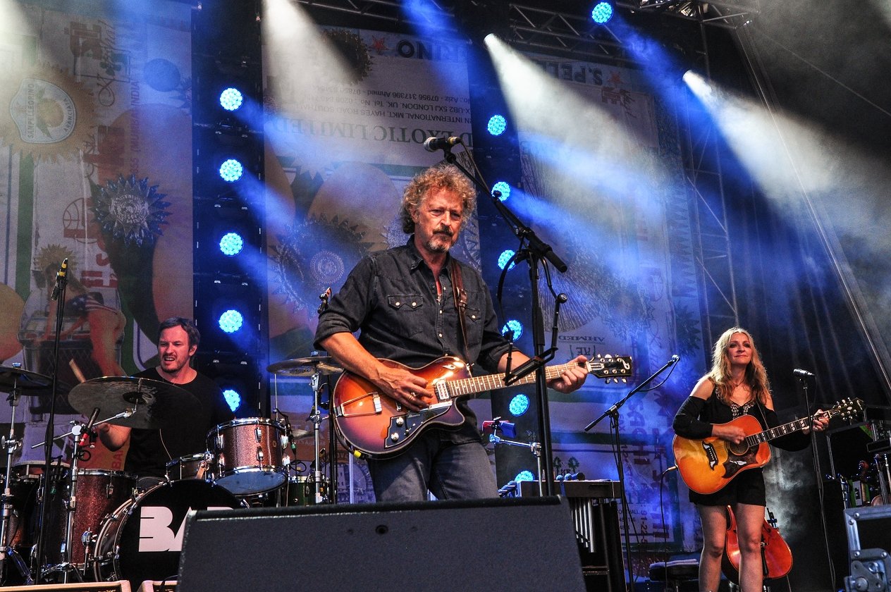 Bap – Der Berg ruft! Im Rahmen ihrer Open-Air-Tour spielen Niedeckens BAP ein Best-Of-Set vor der Festungsruine Hohentwiel. – Auch bei neuen Stücken genießt Wolfgang Niedecken die Wandlungsfähigkeit seiner Mitmusiker …