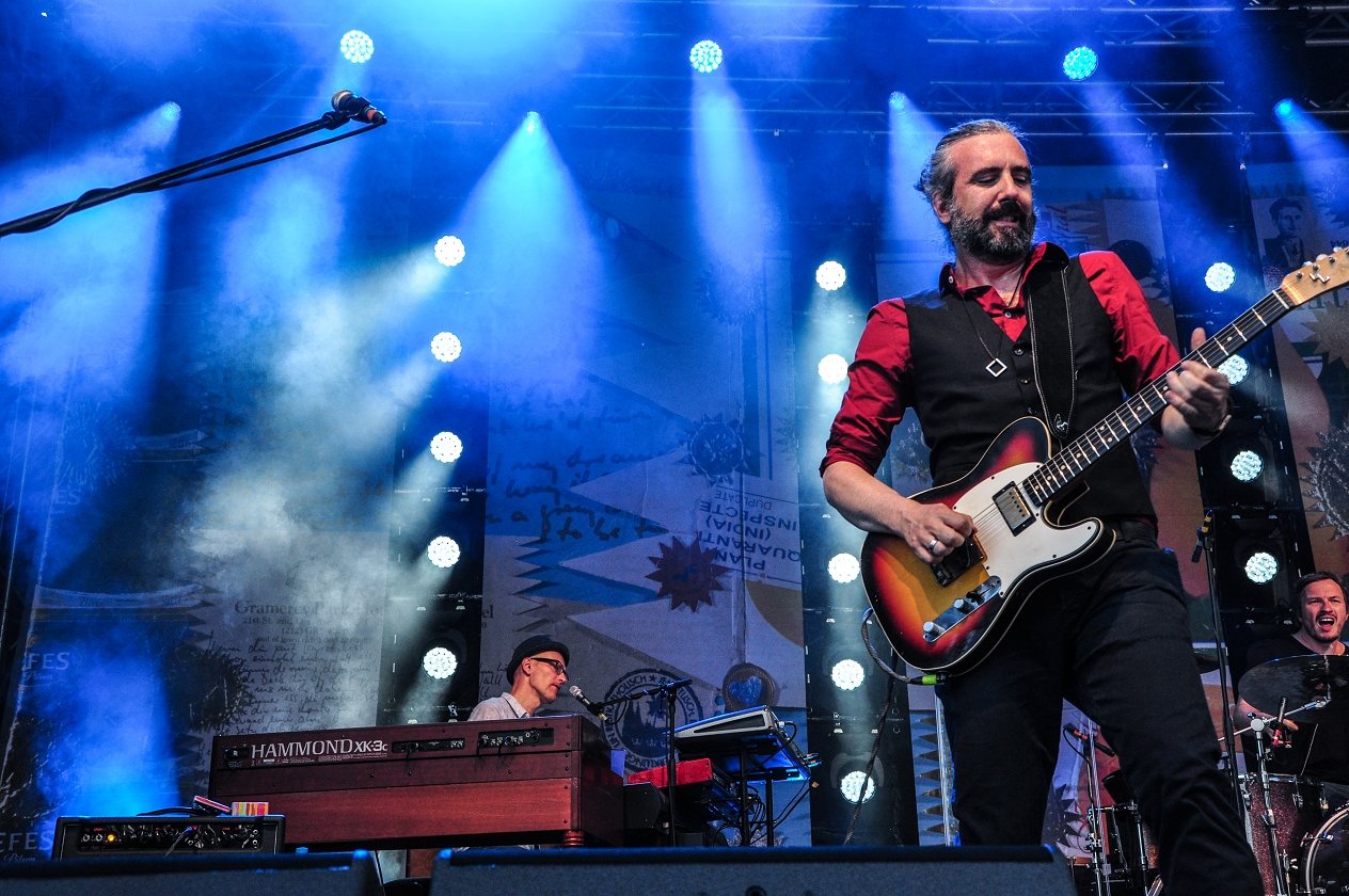 Bap – Der Berg ruft! Im Rahmen ihrer Open-Air-Tour spielen Niedeckens BAP ein Best-Of-Set vor der Festungsruine Hohentwiel. – … ehe ihm wieder in den Sinn kommt, dass die Spielzeit aus Lärmschutzgründen begrenzt ist.