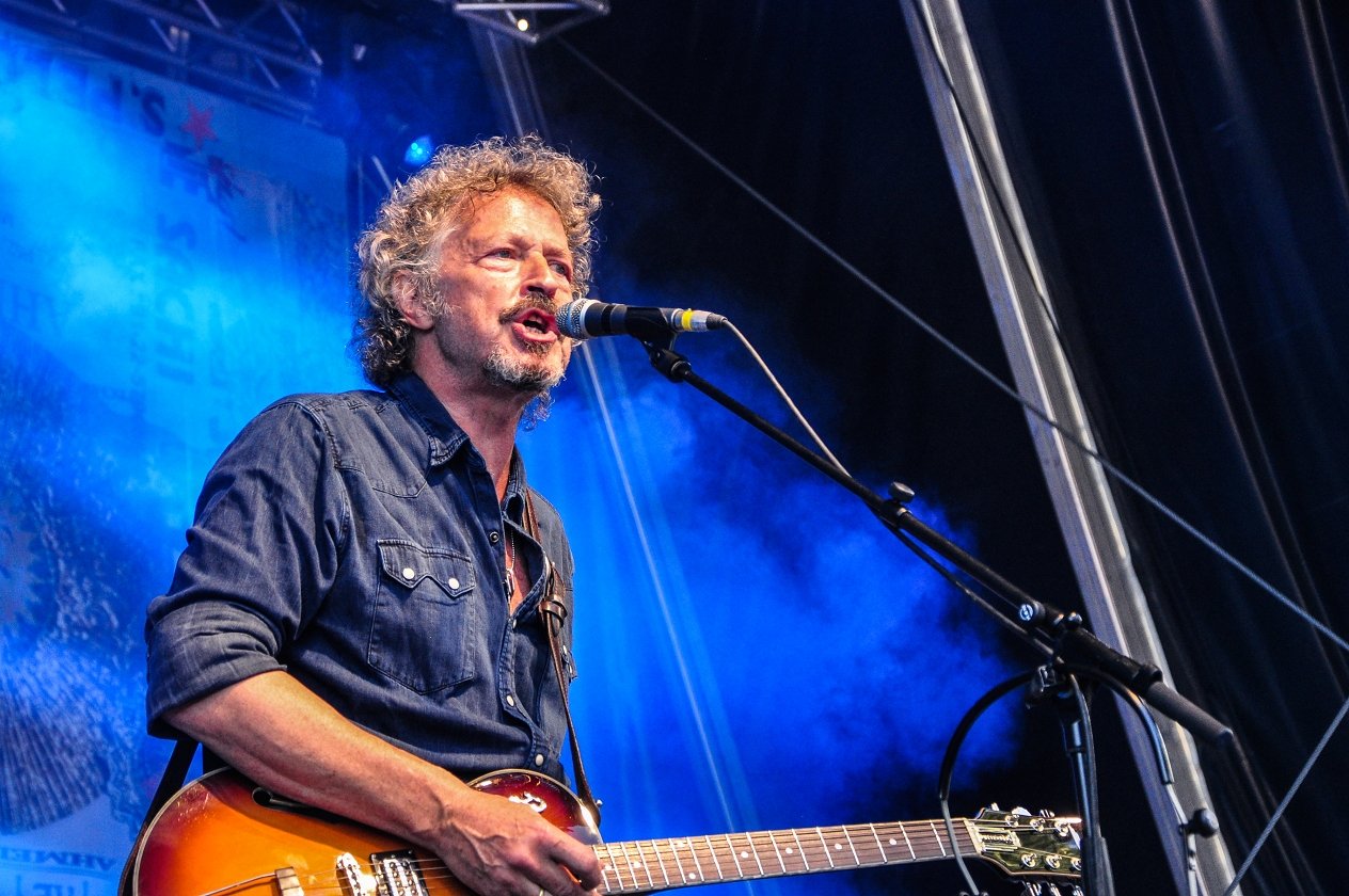Bap – Der Berg ruft! Im Rahmen ihrer Open-Air-Tour spielen Niedeckens BAP ein Best-Of-Set vor der Festungsruine Hohentwiel. – Für die eine oder andere Anekdote lässt sich Niedecken gerne Zeit …