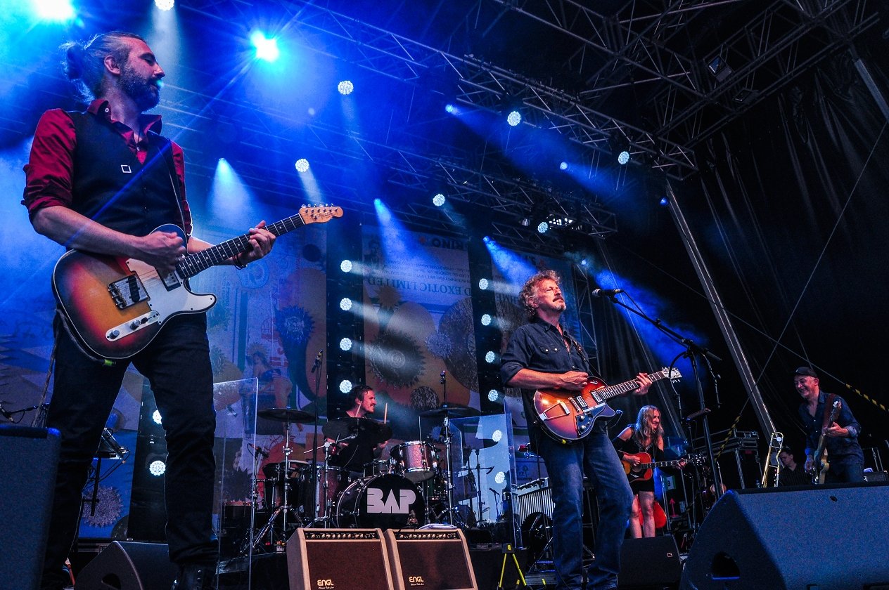 Bap – Der Berg ruft! Im Rahmen ihrer Open-Air-Tour spielen Niedeckens BAP ein Best-Of-Set vor der Festungsruine Hohentwiel. – … hin zum viel geforderten "Verdamp Lang Her".