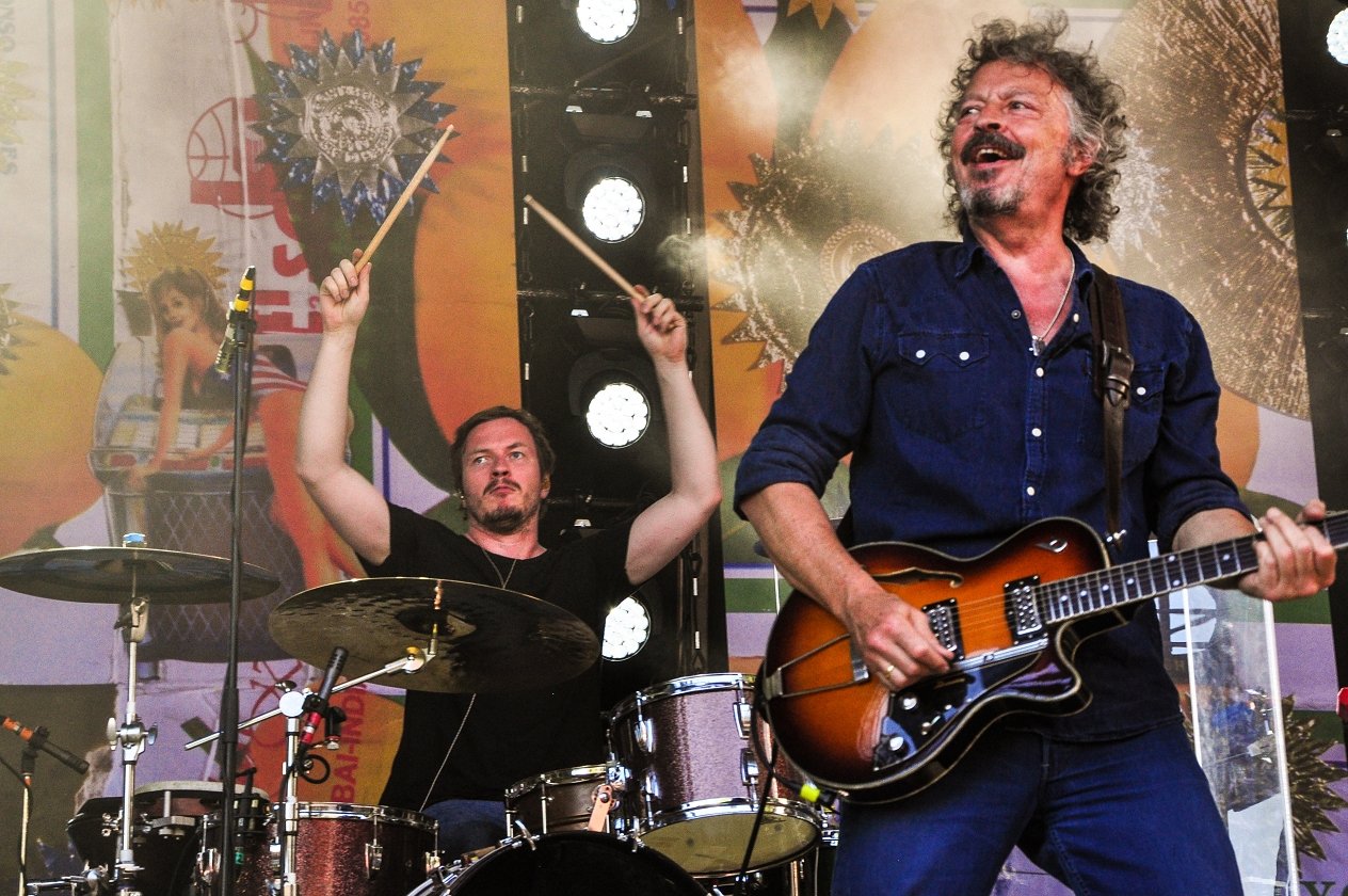 Bap – Der Berg ruft! Im Rahmen ihrer Open-Air-Tour spielen Niedeckens BAP ein Best-Of-Set vor der Festungsruine Hohentwiel. – Neu in der Band – und jünger als BAP selbst – ist Schlagzeuger Sönke Reich.