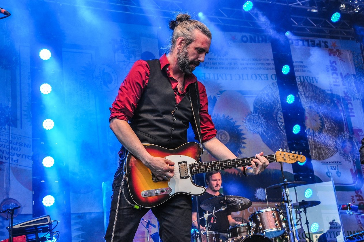 Bap – Der Berg ruft! Im Rahmen ihrer Open-Air-Tour spielen Niedeckens BAP ein Best-Of-Set vor der Festungsruine Hohentwiel. – Die neue Besetzung passt sich den Original-Arrangements gekonnt an …