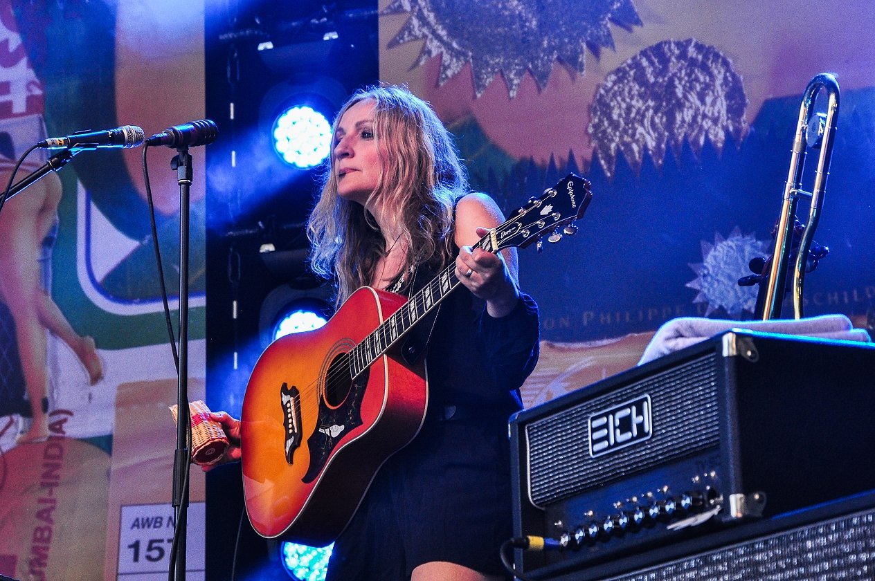 Bap – Der Berg ruft! Im Rahmen ihrer Open-Air-Tour spielen Niedeckens BAP ein Best-Of-Set vor der Festungsruine Hohentwiel. – Seit 2006 ist als Gast-Violinistin, jetzt auch an anderen Instrumenten zu hören – Anne de Wolff.