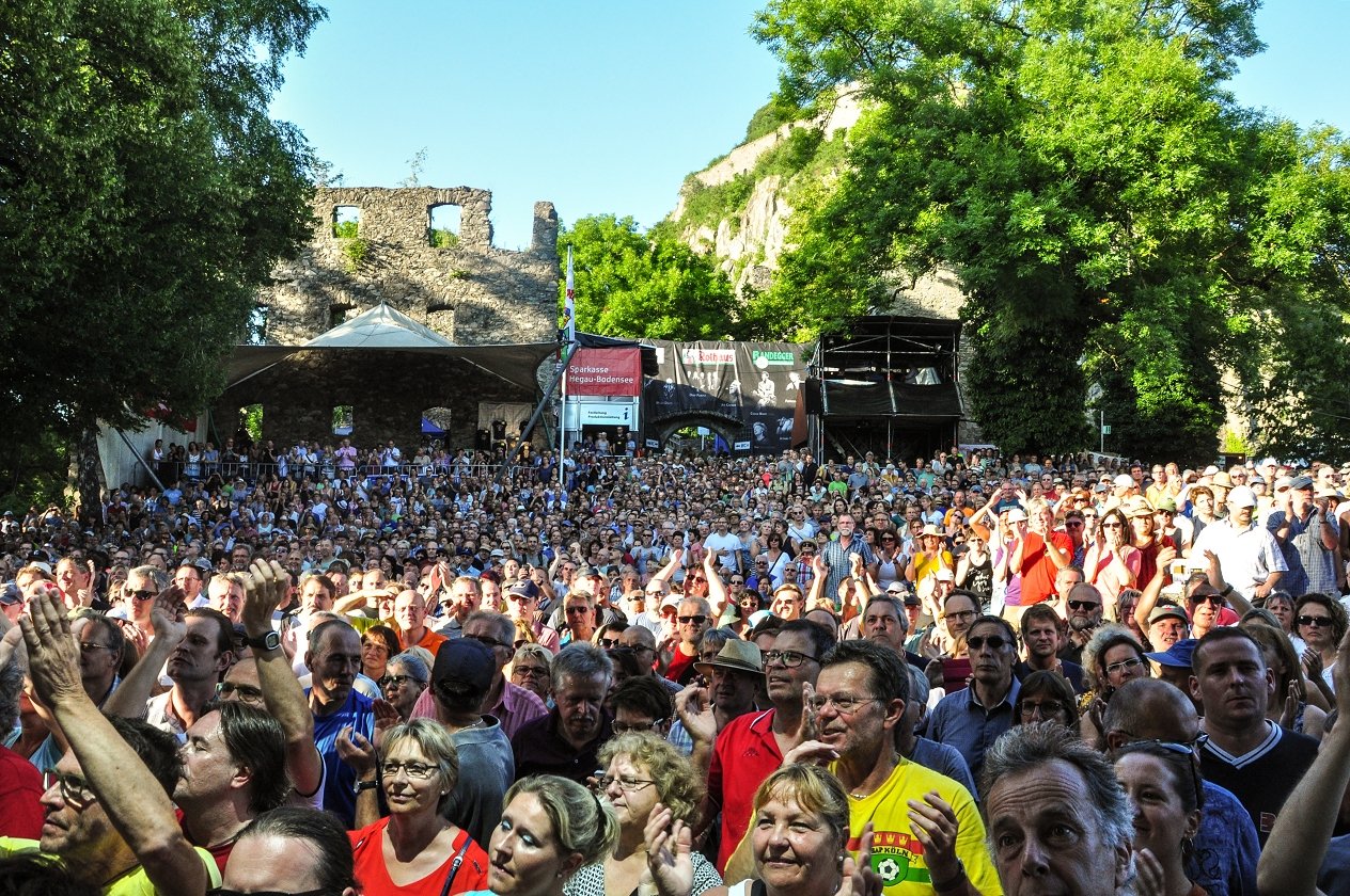 Bap – Der Berg ruft! Im Rahmen ihrer Open-Air-Tour spielen Niedeckens BAP ein Best-Of-Set vor der Festungsruine Hohentwiel. – Startschuss in 688 Metern Höhe: Mit großer Geste werden BAP auf dem Hohentwiel empfangen.