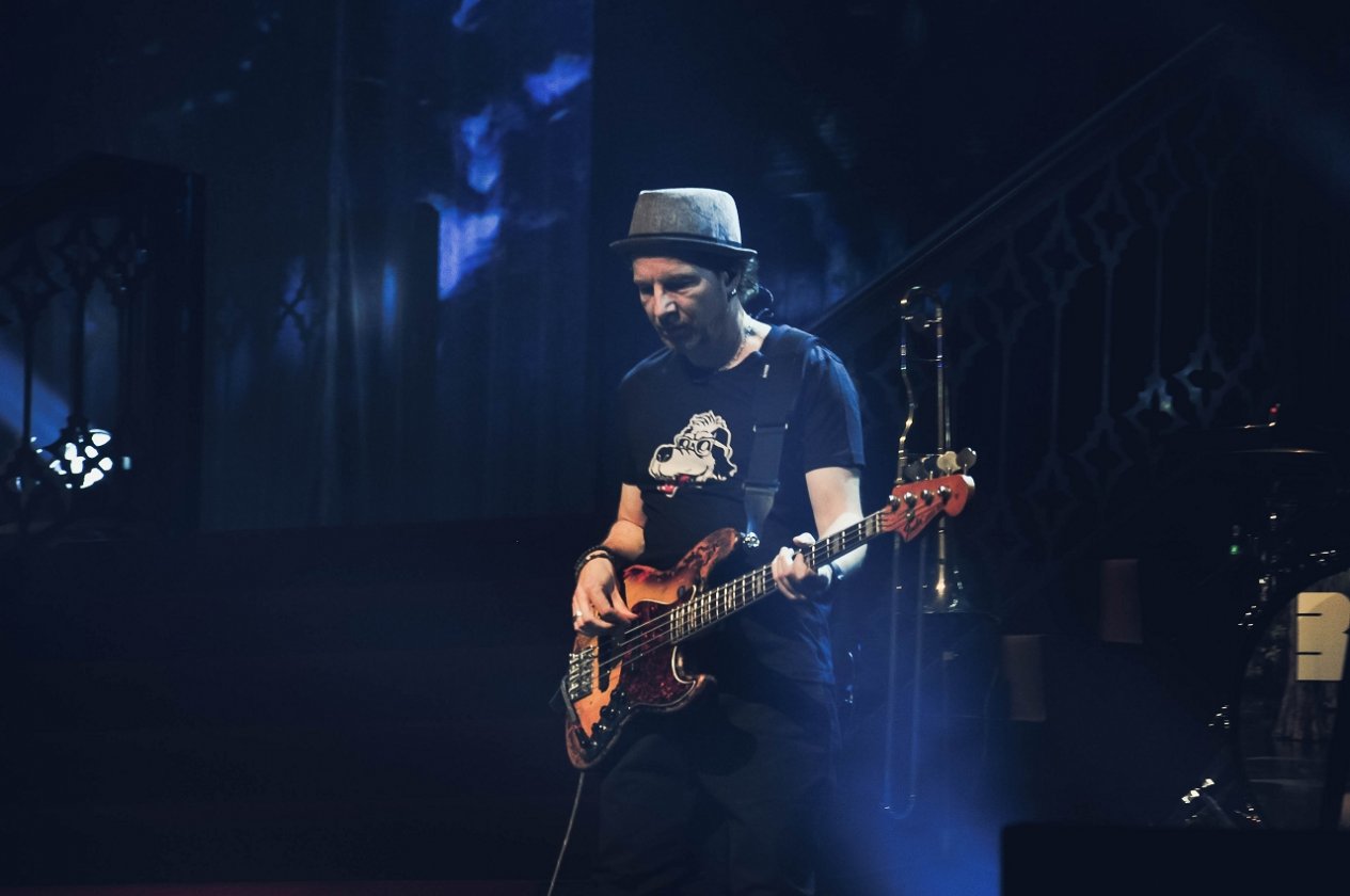 Bap – Bläser-Sektion und B-Seiten statt Rock 'n Roll und Greatest Hits. – Bassist Marius Goldhammer vertritt Werner Kopal.