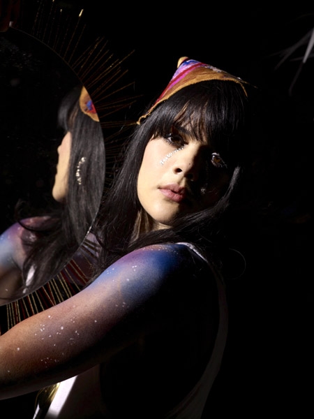Bat For Lashes – Die blonde Pearl kommt auf "Two Suns" als zweite Persönlichkeit der Natasha Khan zum Vorschein. – ... konzeptionell verwandt: Wie Beyonce 'Sasha Fierce' Knowles ...
