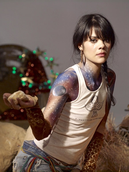 Bat For Lashes – Die blonde Pearl kommt auf "Two Suns" als zweite Persönlichkeit der Natasha Khan zum Vorschein. – Künstlerisch in unterschiedlichen Welten ...