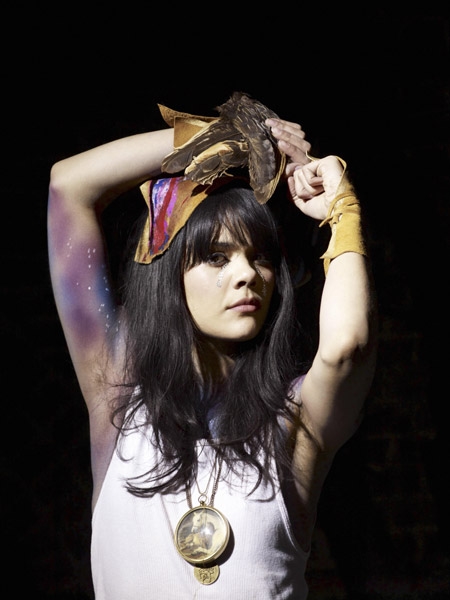 Bat For Lashes – ... repräsentiert auch das Album "Two Suns" ...