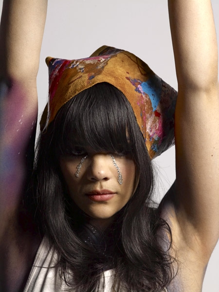 Bat For Lashes – ... steht neben dem bekannten dunkelhaarigen Charakter.