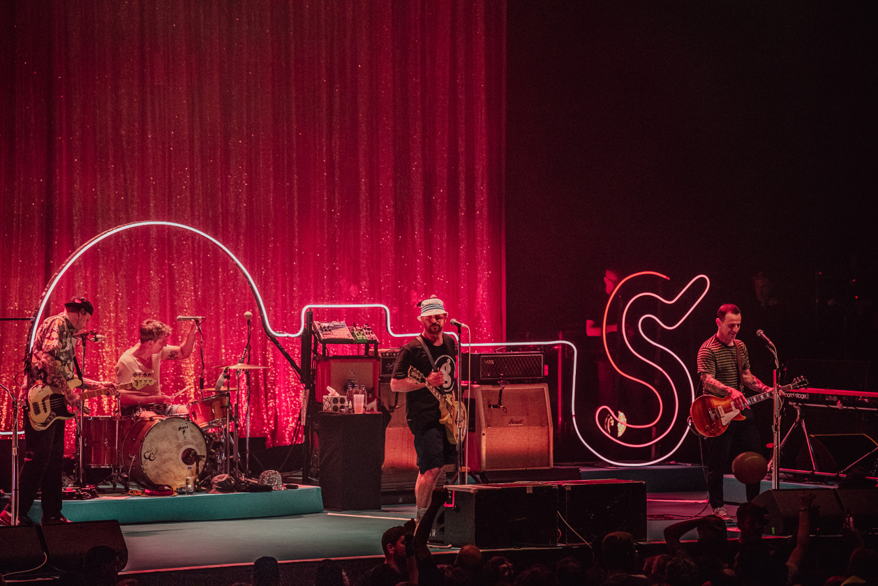 30 Jahre Beatsteaks! Die Berliner laden am ersten Abend zu ihrem frühen Werk - unterstützt u.a. von Die Ärzte und Die Toten Hosen . – Beatsteaks.