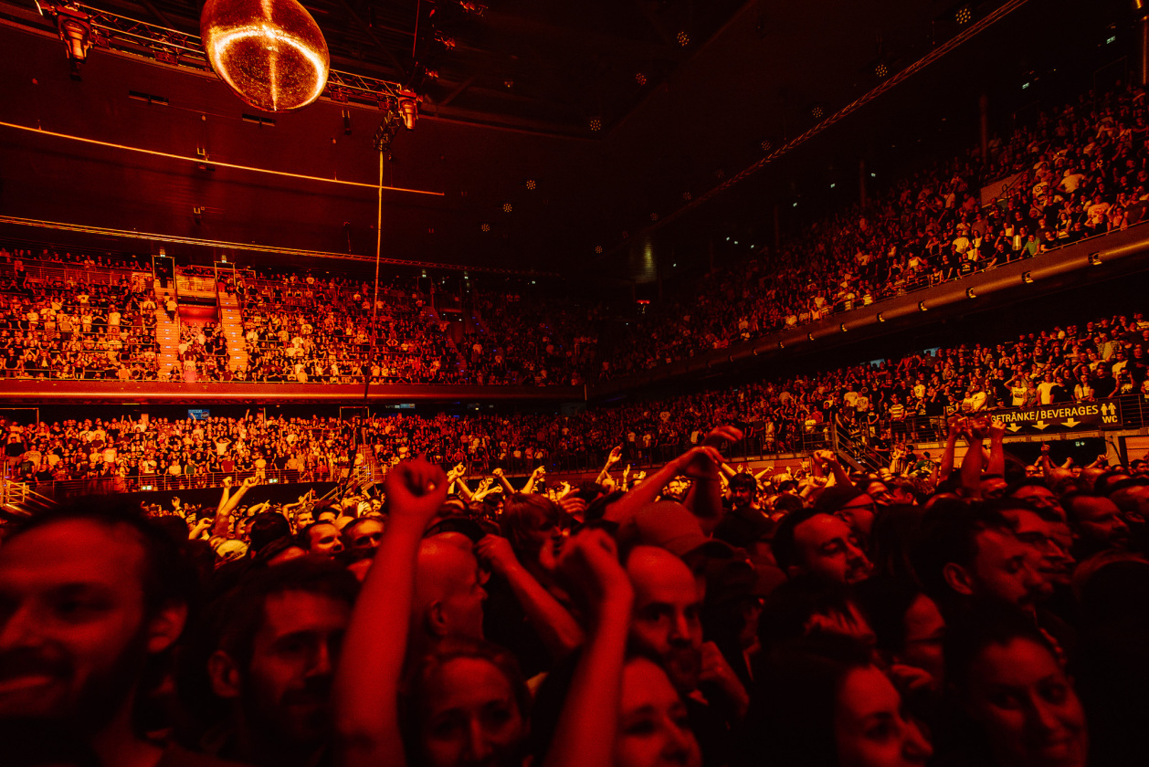 30 Jahre Beatsteaks! Die Berliner laden am ersten Abend zu ihrem frühen Werk - unterstützt u.a. von Die Ärzte und Die Toten Hosen . – Die Max-Schmeling-Halle.