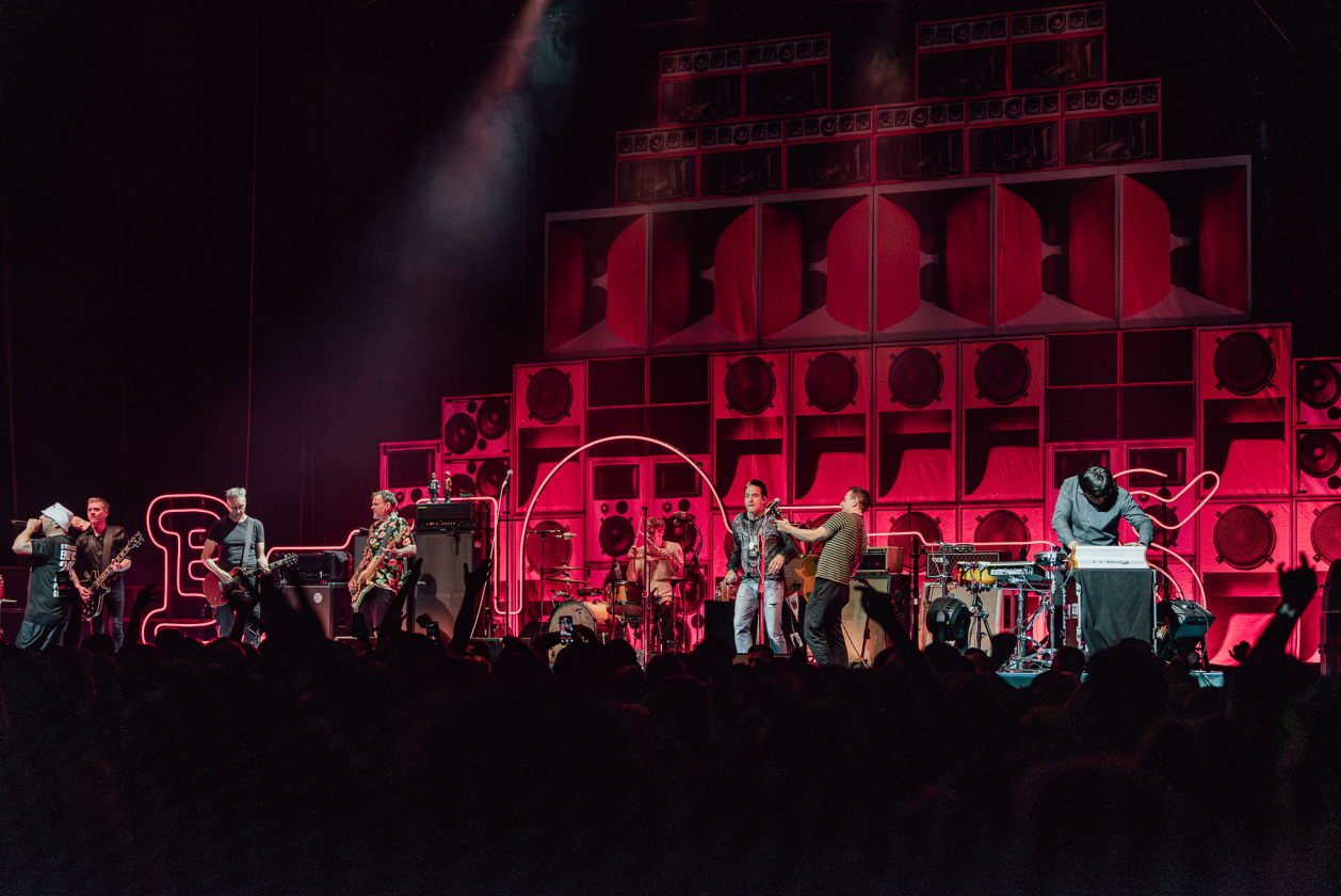 30 Jahre Beatsteaks! Die Berliner laden am ersten Abend zu ihrem frühen Werk - unterstützt u.a. von Die Ärzte und Die Toten Hosen . – Beatsteaks und Die Ärzte.