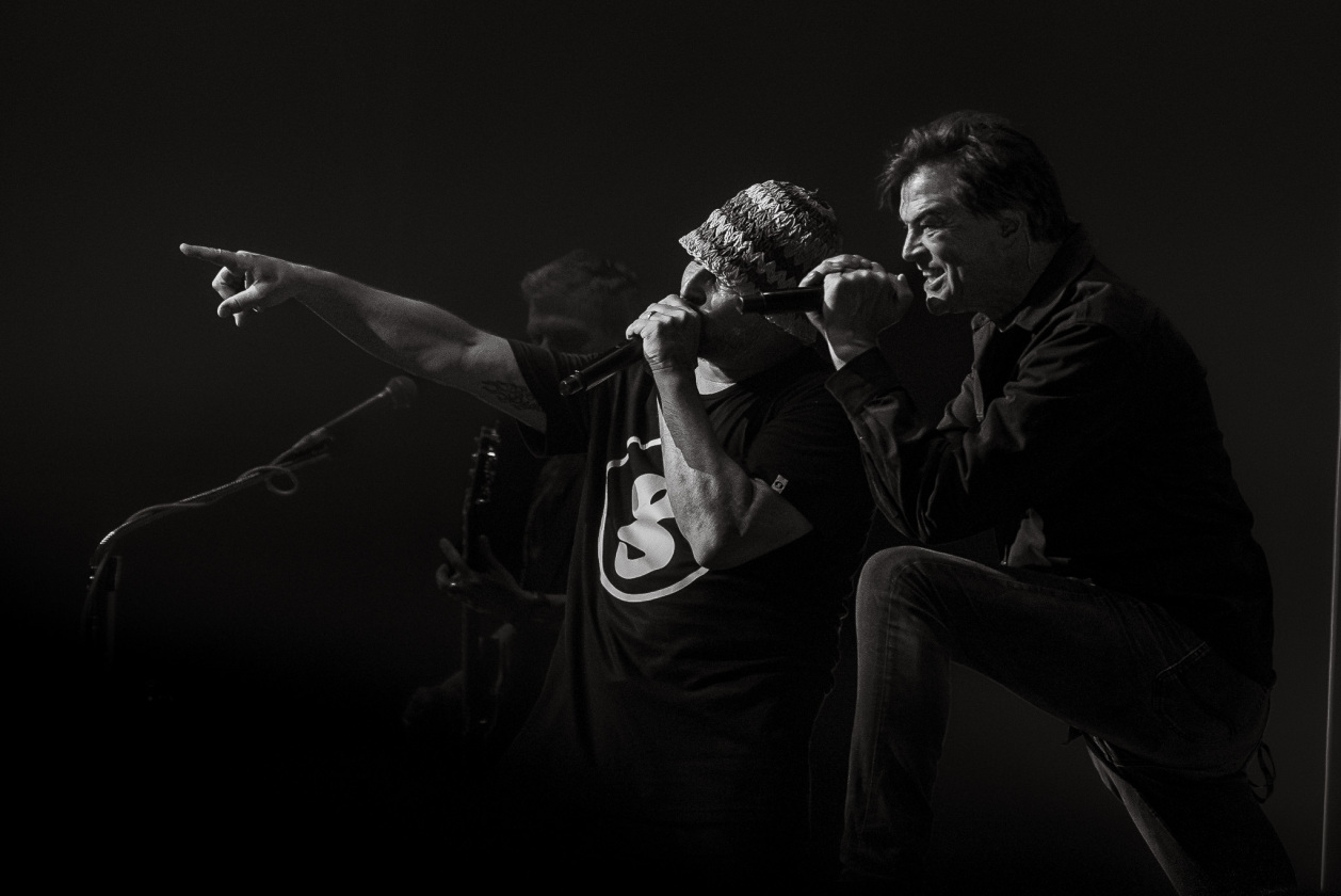 30 Jahre Beatsteaks! Die Berliner laden am ersten Abend zu ihrem frühen Werk - unterstützt u.a. von Die Ärzte und Die Toten Hosen . – Arnim und Campino.