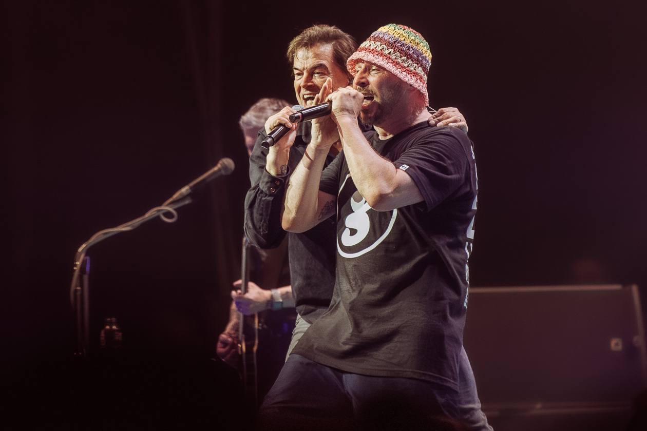 30 Jahre Beatsteaks! Die Berliner laden am ersten Abend zu ihrem frühen Werk - unterstützt u.a. von Die Ärzte und Die Toten Hosen . – Arnim Teutoburg-Weiß und Campino.