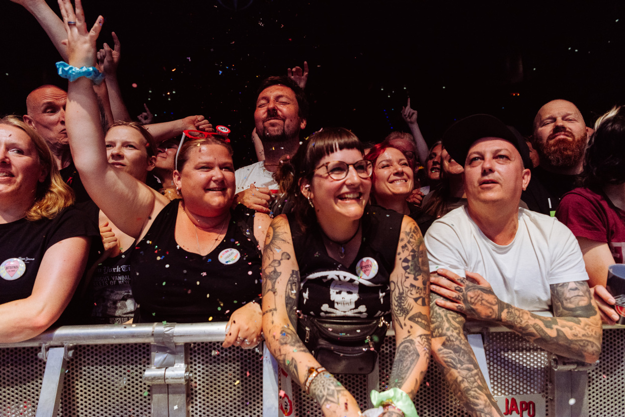 30 Jahre Beatsteaks! Die Berliner laden am ersten Abend zu ihrem frühen Werk - unterstützt u.a. von Die Ärzte und Die Toten Hosen . – Fans 