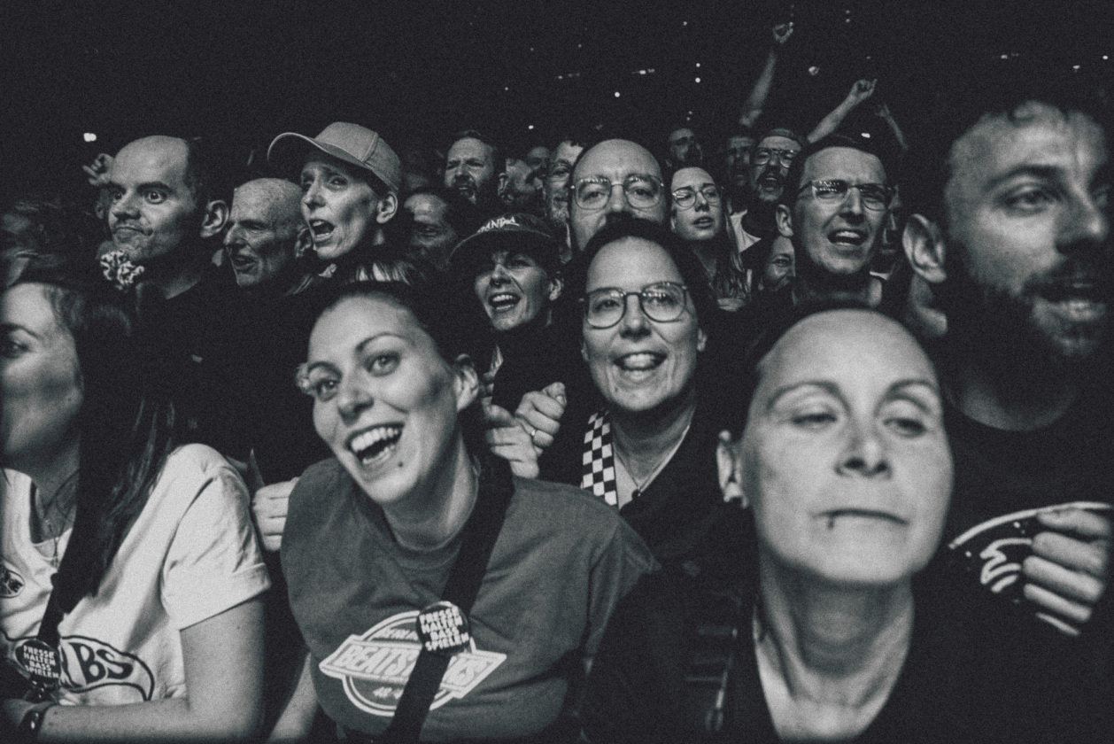 30 Jahre Beatsteaks! Die Berliner laden am ersten Abend zu ihrem frühen Werk - unterstützt u.a. von Die Ärzte und Die Toten Hosen . – Fans.