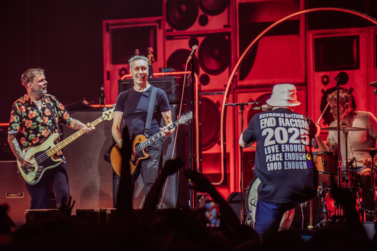 30 Jahre Beatsteaks! Die Berliner laden am ersten Abend zu ihrem frühen Werk - unterstützt u.a. von Die Ärzte und Die Toten Hosen . – Mit Farin Urlaub.
