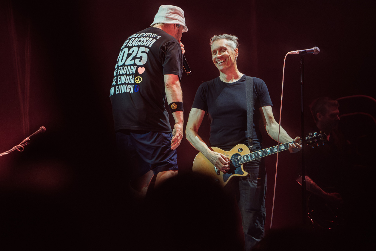 30 Jahre Beatsteaks! Die Berliner laden am ersten Abend zu ihrem frühen Werk - unterstützt u.a. von Die Ärzte und Die Toten Hosen . – Mit Farin Urlaub