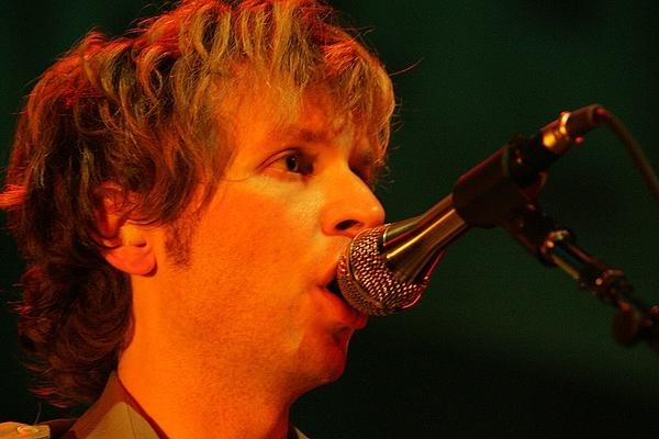 Beck bringt uns die Rockerpose zurück! – 