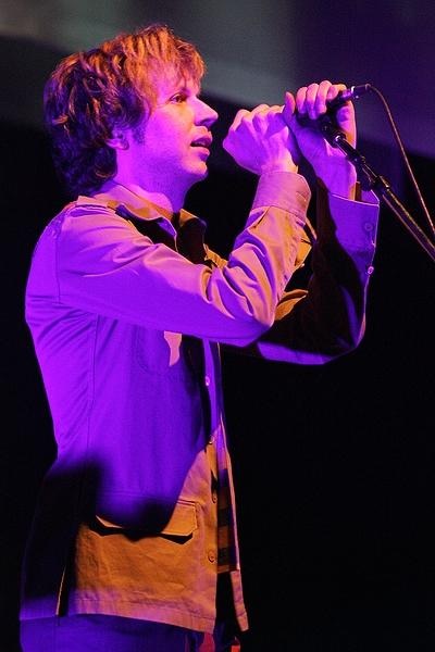Beck bringt uns die Rockerpose zurück! – 