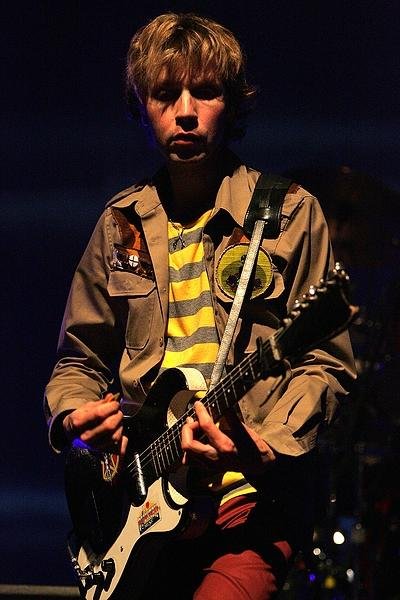 Beck bringt uns die Rockerpose zurück! – 