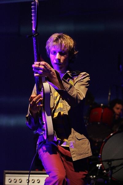 Beck bringt uns die Rockerpose zurück! – 