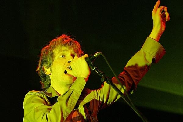 Beck bringt uns die Rockerpose zurück! – 