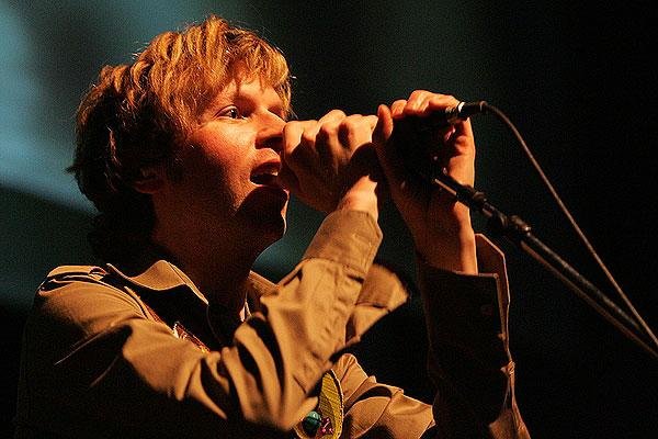 Beck bringt uns die Rockerpose zurück! – 