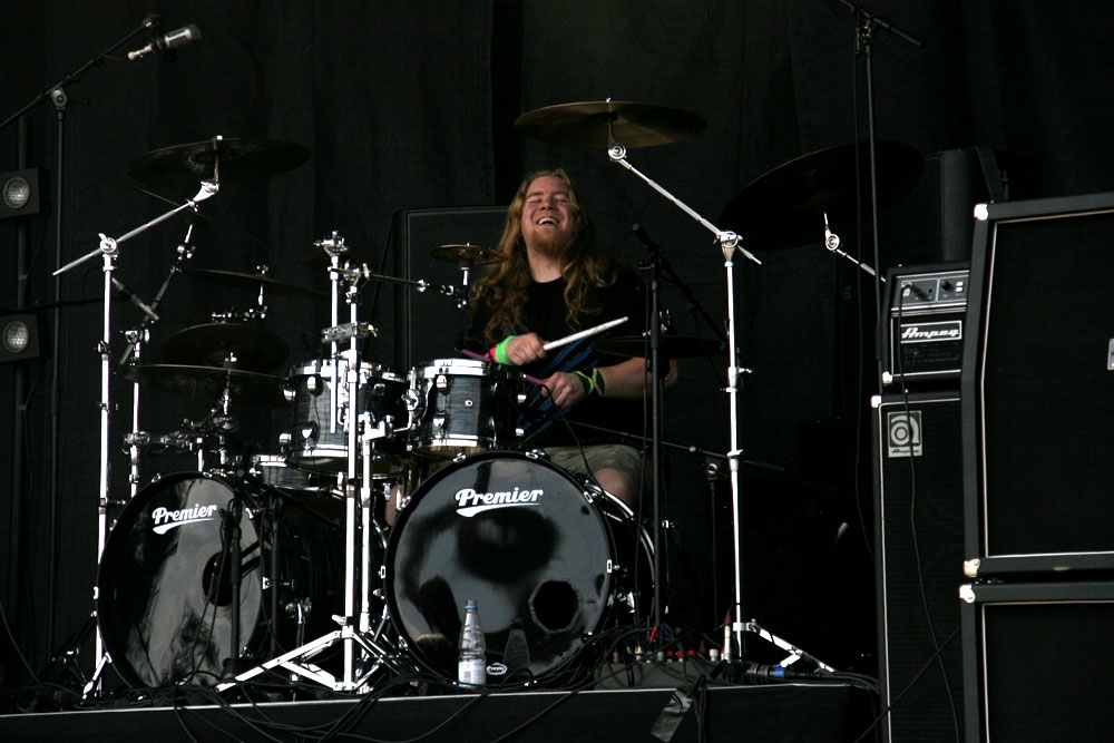 Mal an den Drums, mal an der Gitarre. – Before The Dawn