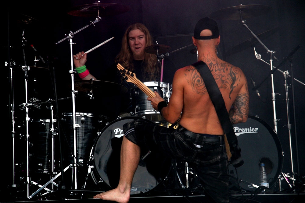 Mal an den Drums, mal an der Gitarre. – Before The Dawn
