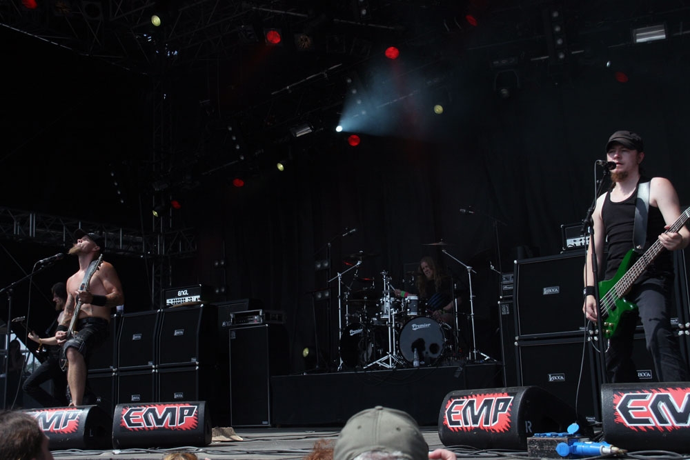 Mal an den Drums, mal an der Gitarre. – Before The Dawn