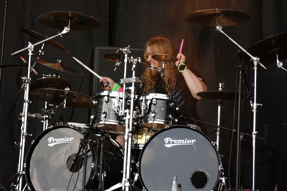 Mal an den Drums, mal an der Gitarre. – Before The Dawn