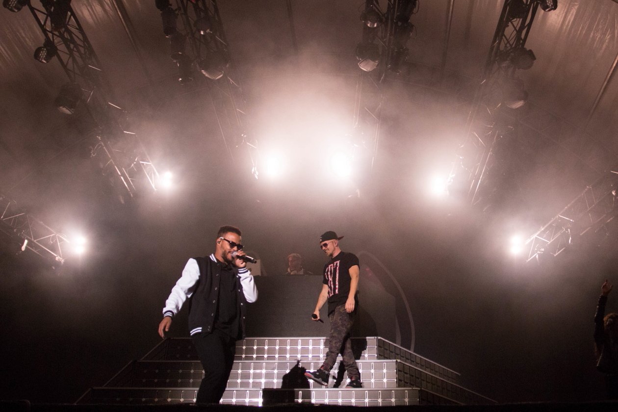 Beginner – Die Festivalreunion von Eizi Eiz, Denyo und DJ Mad. – Im Hintergrund: DJ Mad.
