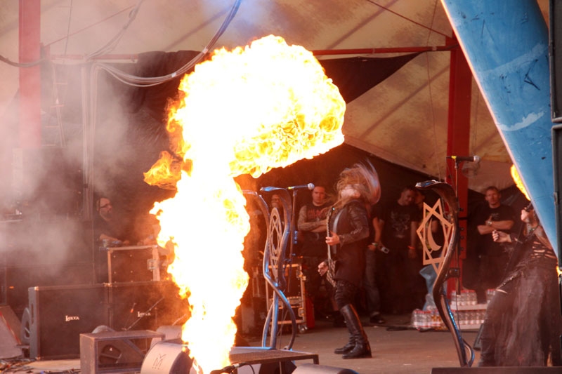 Trotz Tageslicht eine dunkle Macht. – Behemoth