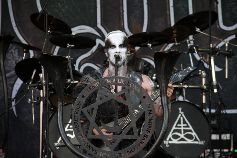 Trotz Tageslicht eine dunkle Macht. – Behemoth