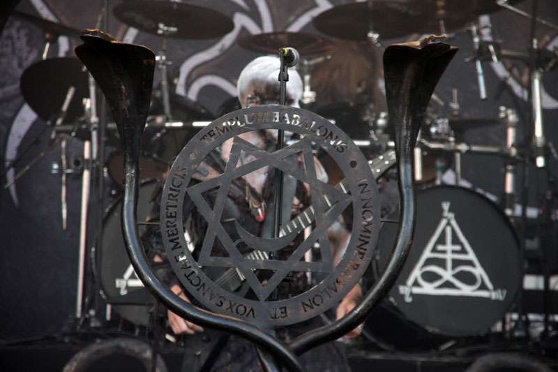 Trotz Tageslicht eine dunkle Macht. – Behemoth