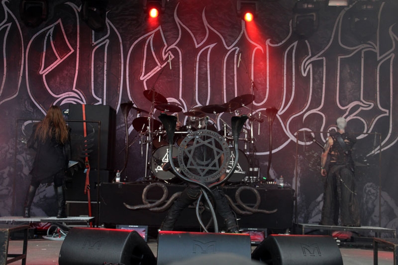 Trotz Tageslicht eine dunkle Macht. – Behemoth
