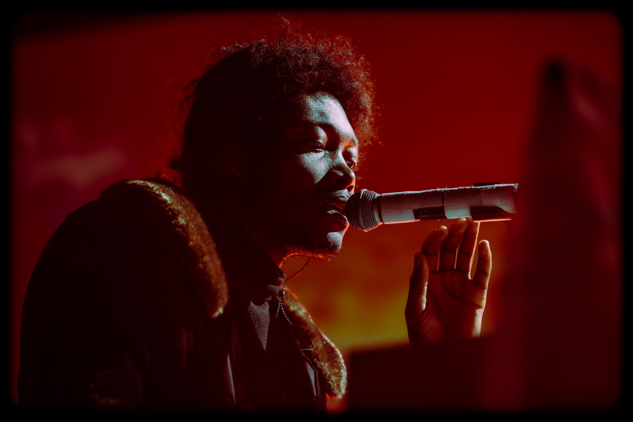 Der Londoner und seine Band verwandeln das Huxley's in einen kunstvoll sphärischen Tempel. – Benjamin Clementine.