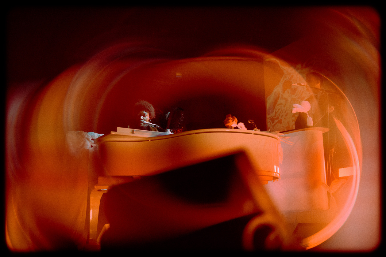 Der Londoner und seine Band verwandeln das Huxley's in einen kunstvoll sphärischen Tempel. – Benjamin Clementine und Band.