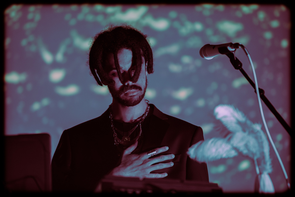 Der Londoner und seine Band verwandeln das Huxley's in einen kunstvoll sphärischen Tempel. – Benjamin Clementine und Band.