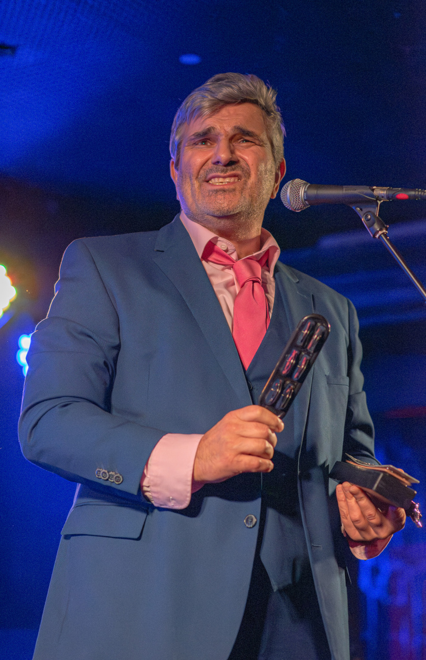 Der Inide-Singer/Songwriter und Entertainer aus Hamburg hat überall sein Publikum. – Bernd Begemann.