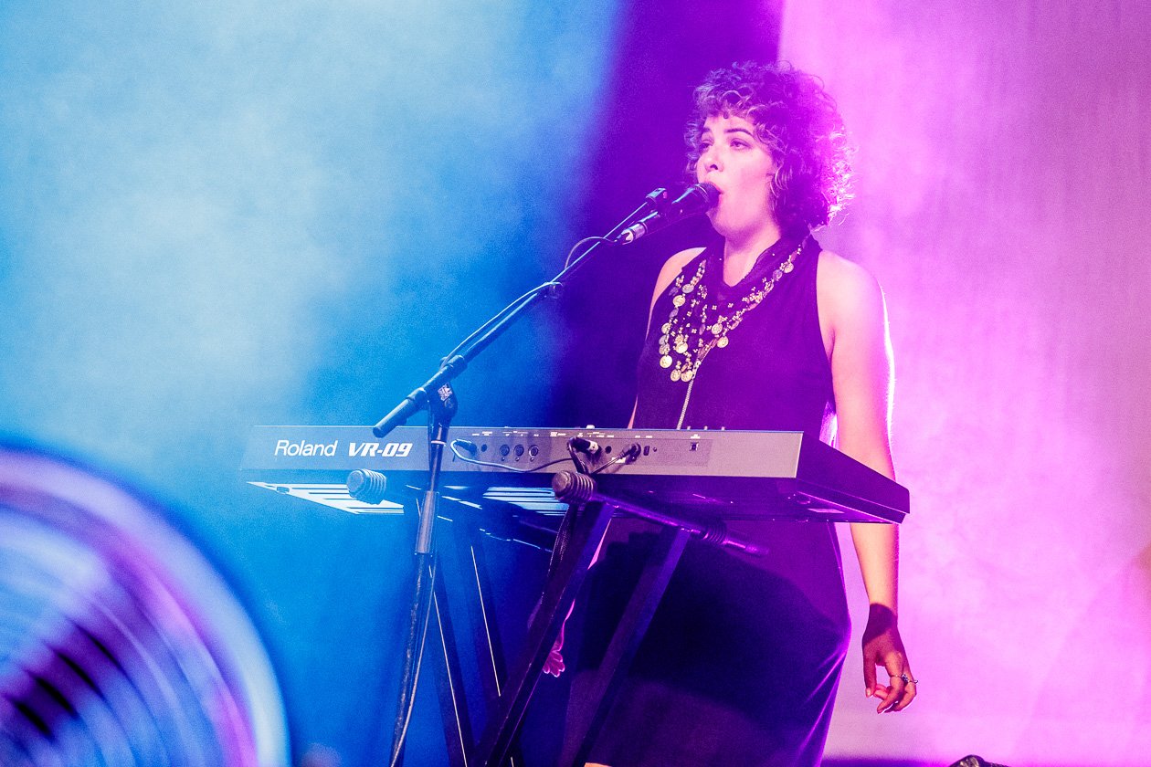 Beth Ditto – Die The Gossip-Frontfrau solo. – Backing Vocals.